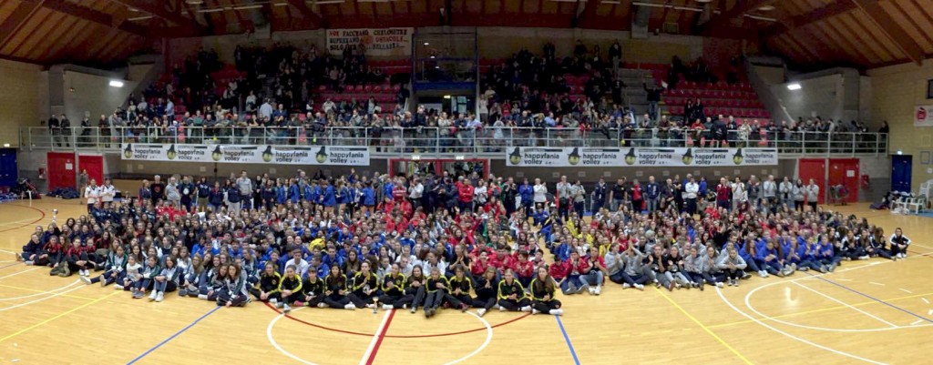 La cornice di pubblico e atleti partecipanti a Happyfania Volley 2016 riuniti al Palazzetto dello Sport di Bellaria Igea Marina in occasione della cerimonia di premiazione