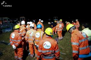 Volontari della Colonna Mobile di ANPAS Nazionale al lavoro per allestire uno dei primi campi per sfollati ad Amatrice la notte del 27 Agosto 2016.